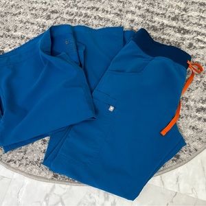 Figs scrubs set. Kade pants size medium. Rafaela top size small (oversized).